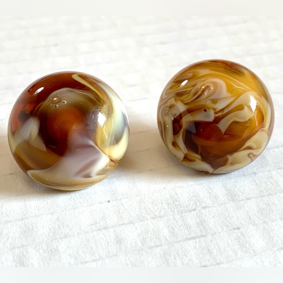 Vintage Brown and White Swirl Lucite Plastic Clip On Earrings Domed Shapped - Picture 1 of 11